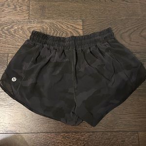 Lululemon Hotty hot low-rise 2.5” shorts